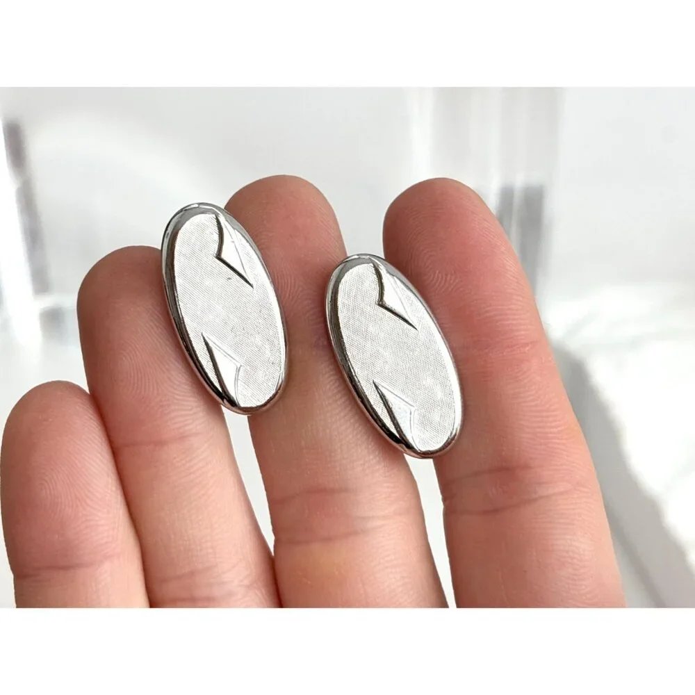 Swank Signed Oval Shaped 80's Style Retro Silver Toned Vintage Enclosure